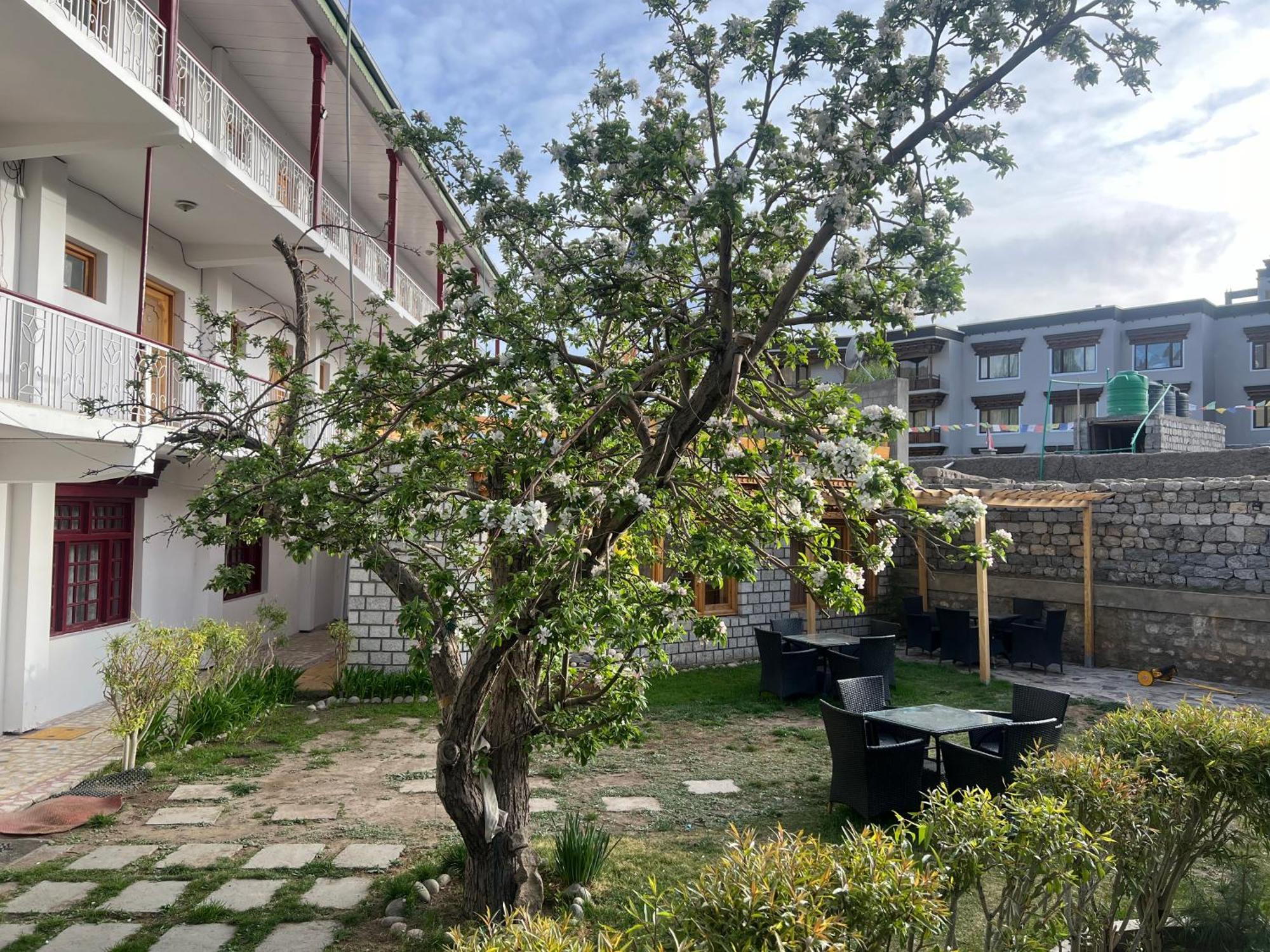 Hotel Lumbini Leh Luaran gambar